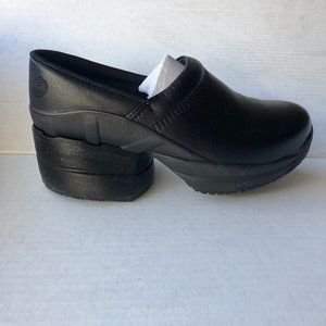 NWT Fabulous Z-Coil Black Leather Clogs Size 6W